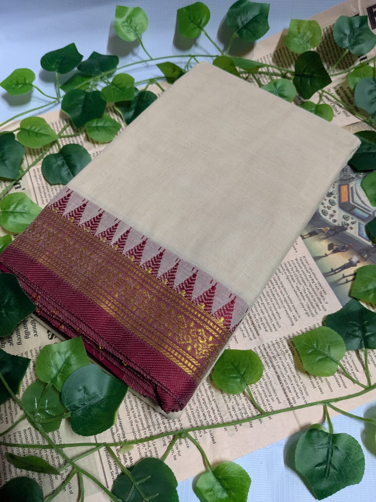 অফ-হোয়াইট হ্যান্ডলুম কটন শাড়ি - এক্সক্লুসিভ মেরুন টেম্পল পাড়